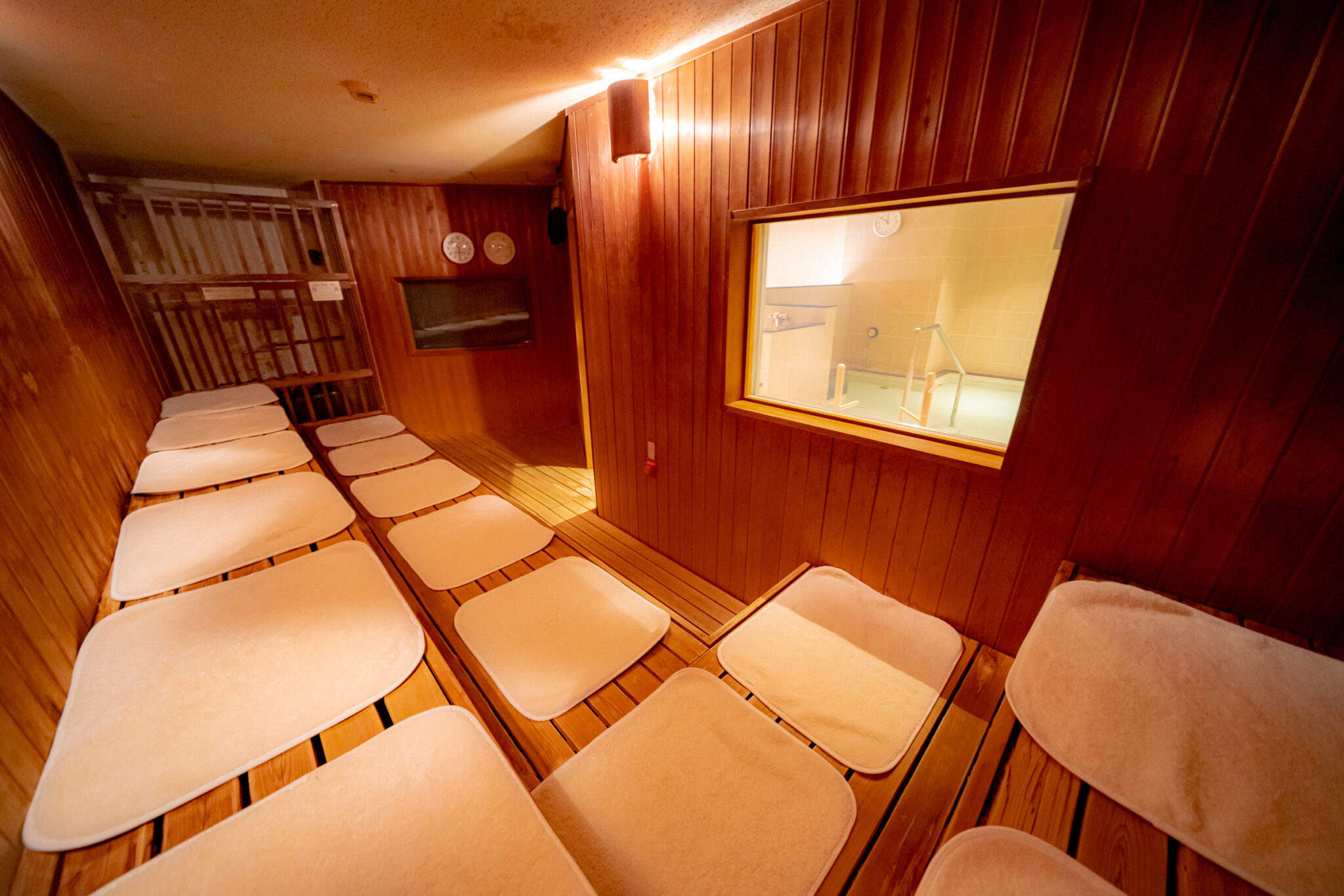 男性専用入浴施設「サウナ亀の家」サウナ入り口横にテレビ