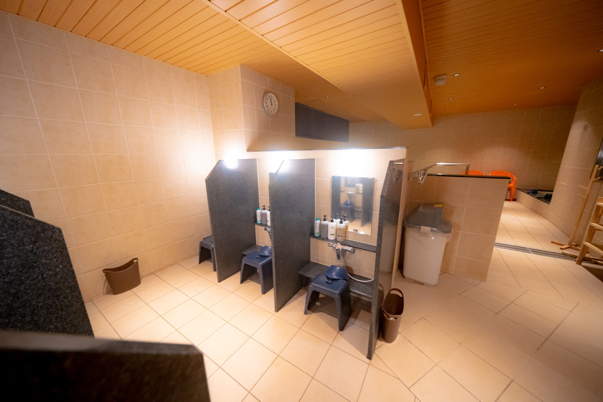 男性専用入浴施設「サウナ亀の家」湯船のほうから洗い場が見えない配置がポイント