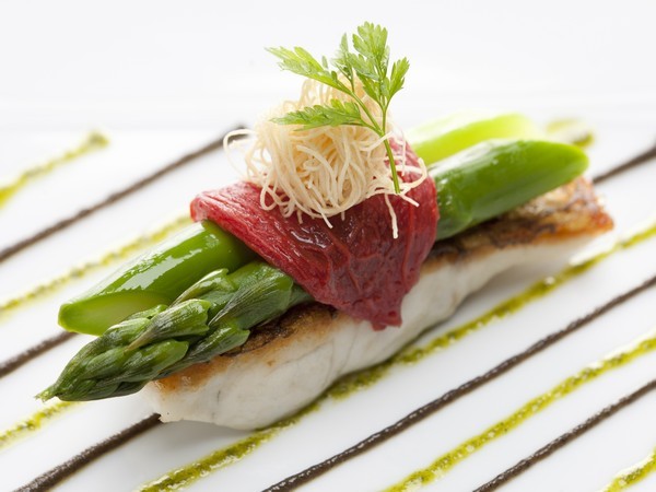 能生漁港より真鯛 トマトとグリーンアスパラガス