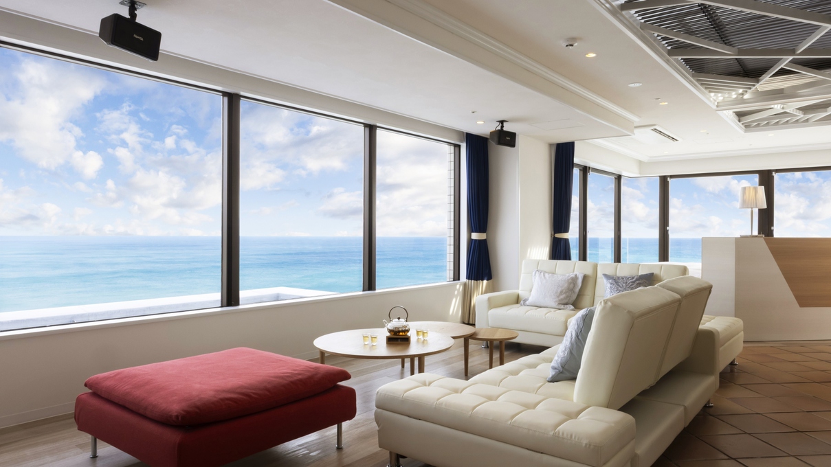 【33階ペントハウス】最上階客室のリビングルームは太平洋を見下ろすオーシャンビュー