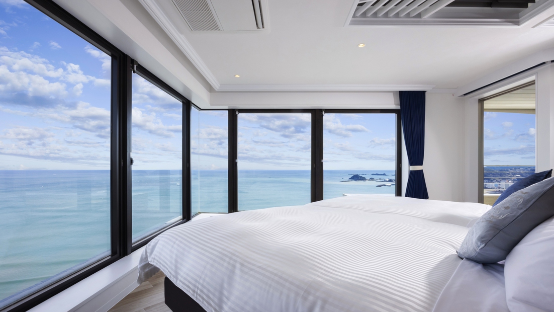 【33階ペントハウス】空と海の間にたゆたうようなベッドルームには、シモンズ製ダブルベッドを2台設置