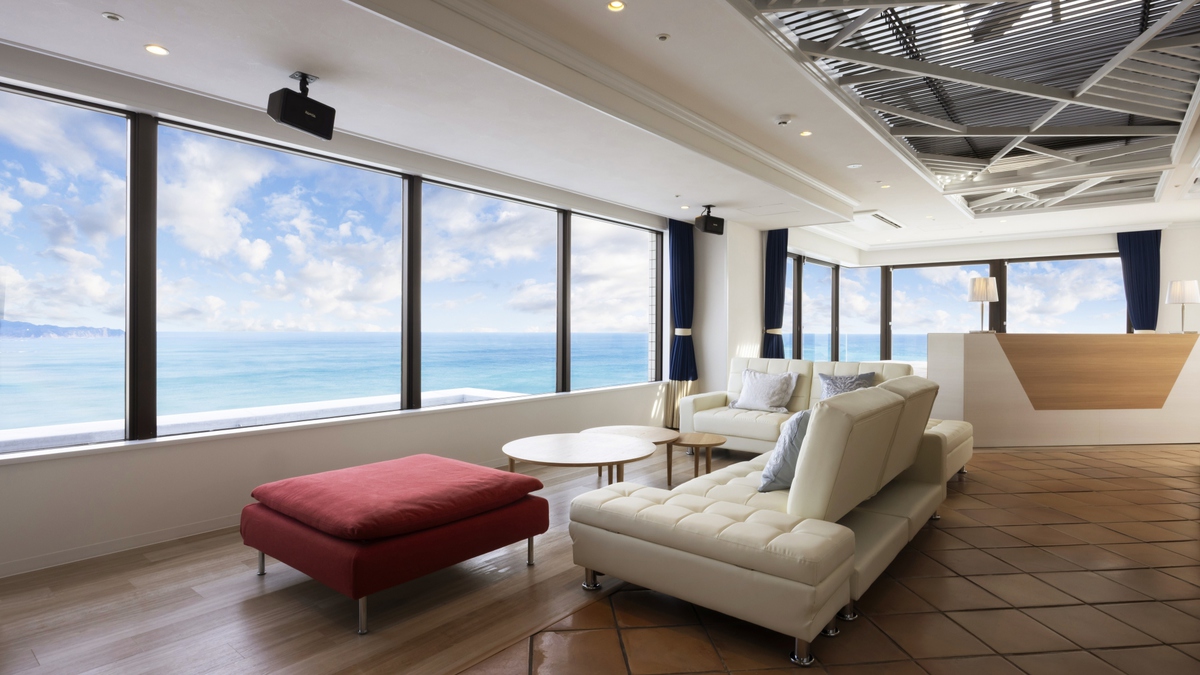 【33階ペントハウス】最上階客室のリビングルームは太平洋を見下ろすオーシャンビュー