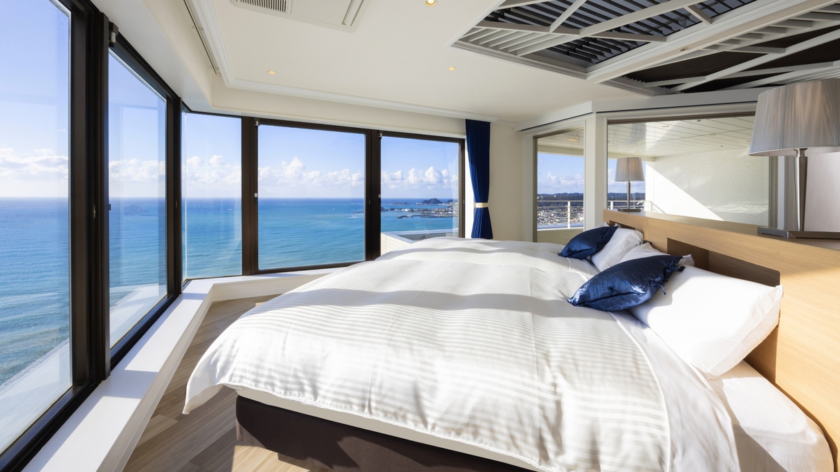 【33階ペントハウス】空と海の間にたゆたうようなベッドルームには、シモンズ製ダブルベッドを2台設置