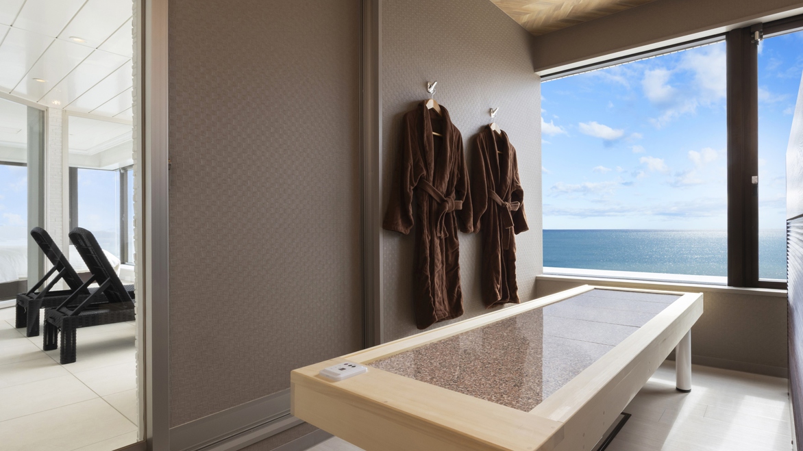 【33階ペントハウス】露天風呂の隣にはオーシャンビューの岩盤浴がございます
