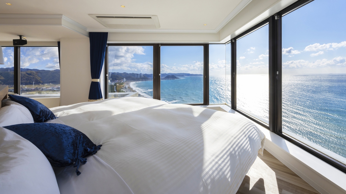 【33階ペントハウス】空と海の間にたゆたうようなベッドルームには、シモンズ製ダブルベッドを2台設置