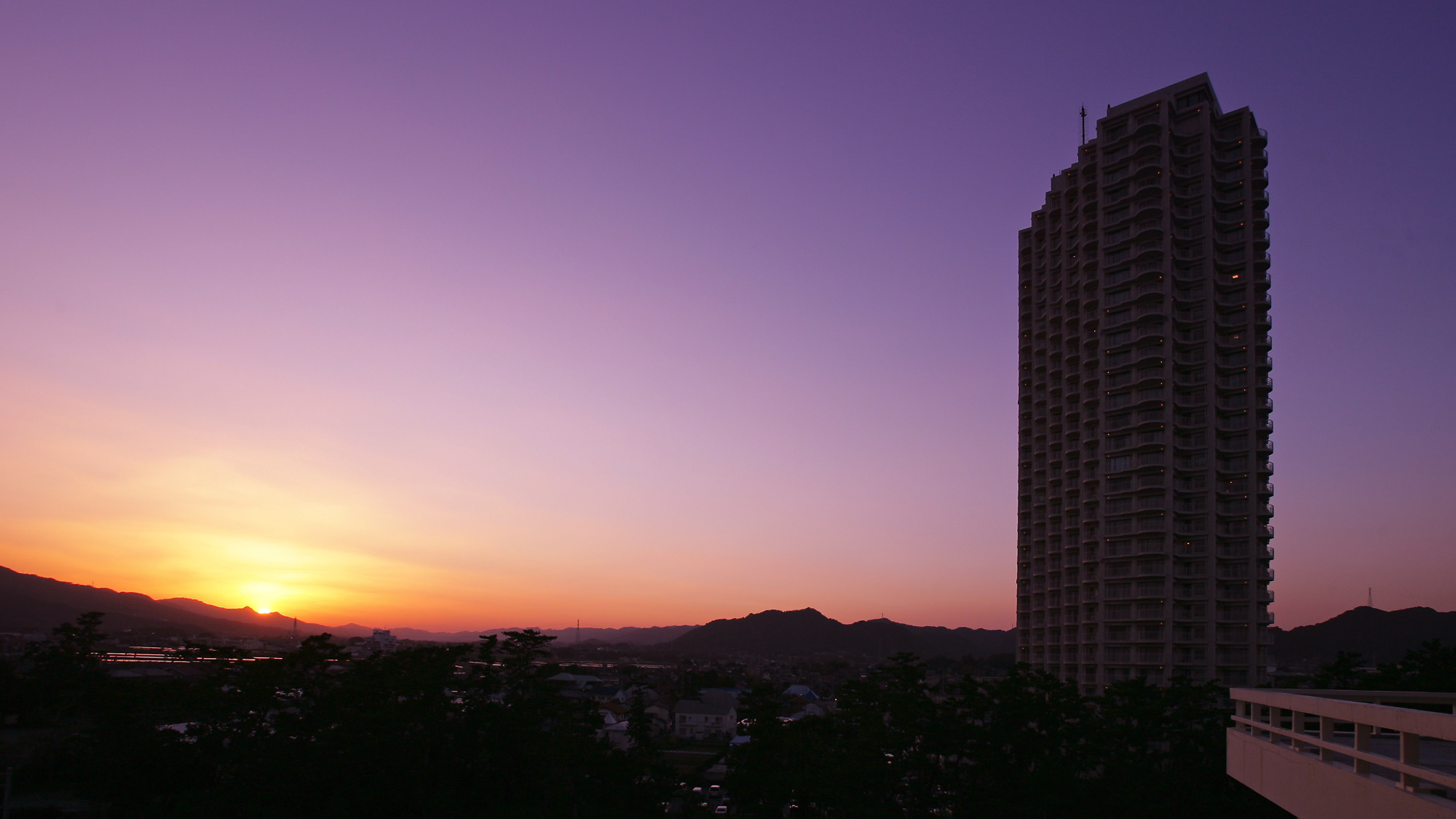 夕暮れに染まる鴨川グランドタワー