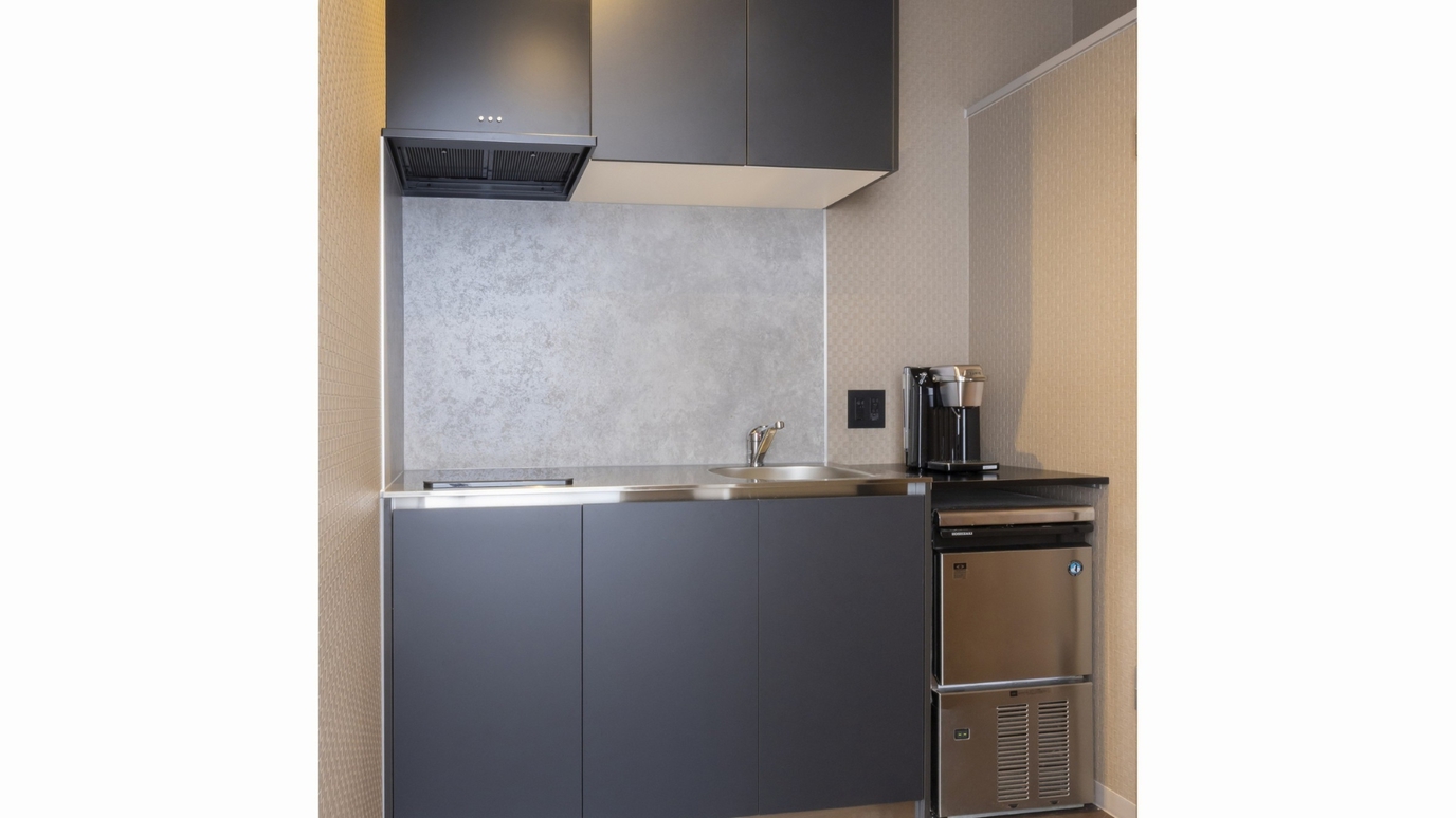 【33階ペントハウス】ミニキッチン。冷蔵庫や電子レンジ、カプセル式コーヒー&ティーマシンなどが揃いま