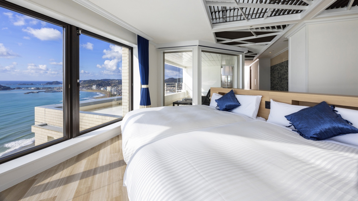 【33階ペントハウス】空と海の間にたゆたうようなベッドルームには、シモンズ製ダブルベッドを2台設置