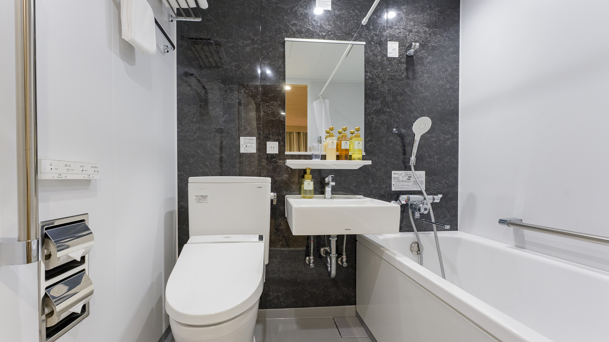 ・【ユニバーサル／バスルーム】お風呂・トイレ・洗面台が一体のユニットバス手すり付きの浴槽です