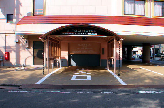 本館駐車場カーリフト入口