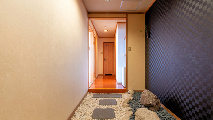 お部屋【禁煙 和ベッドツイン＋和室10畳】波織音（寿楽）／和ベッドを備えた客室／マッサージチェアあり