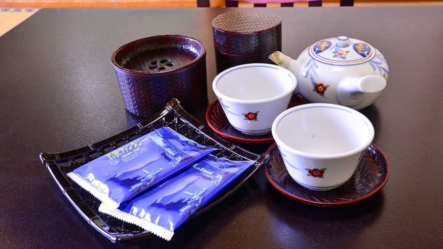 *お部屋に到着後、まずは温かい日本茶に甘いお菓子でひと休み。