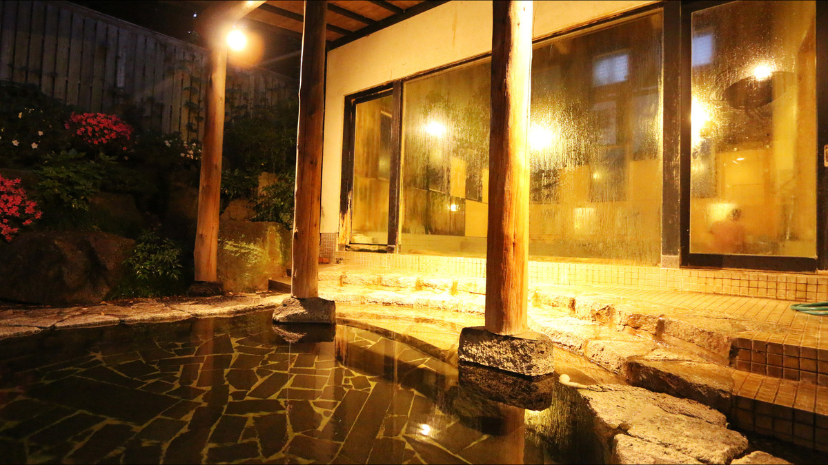 【温泉_露天風呂】夜も素敵な雰囲気です