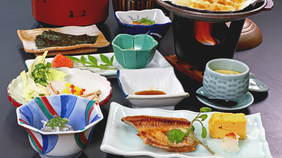 朝食全体地元名物料理の浜松餃子とそのほかの手作り朝食をご用意♪