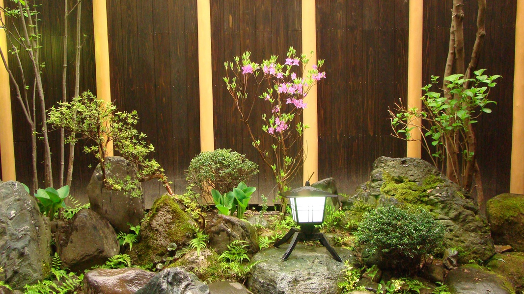 *【中庭】会津の安産の神様おんば様のお顔が浮き出ている庭石があります。ぜひご覧ください♪