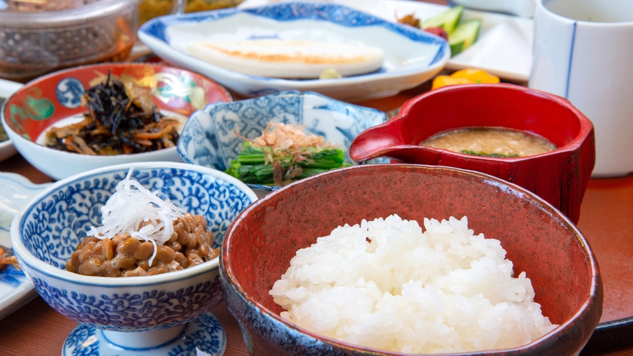 *【朝食】つやつやのごはん。お米は会津産コシヒカリをご用意しています。