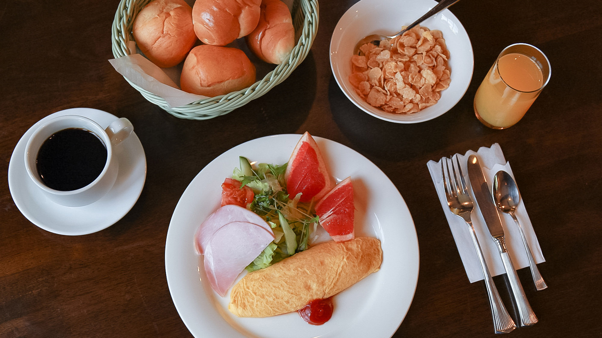 ・【朝食】卵料理の朝食。自家製パンは食べ放題でしっかりとお腹も満たされるボリュームです