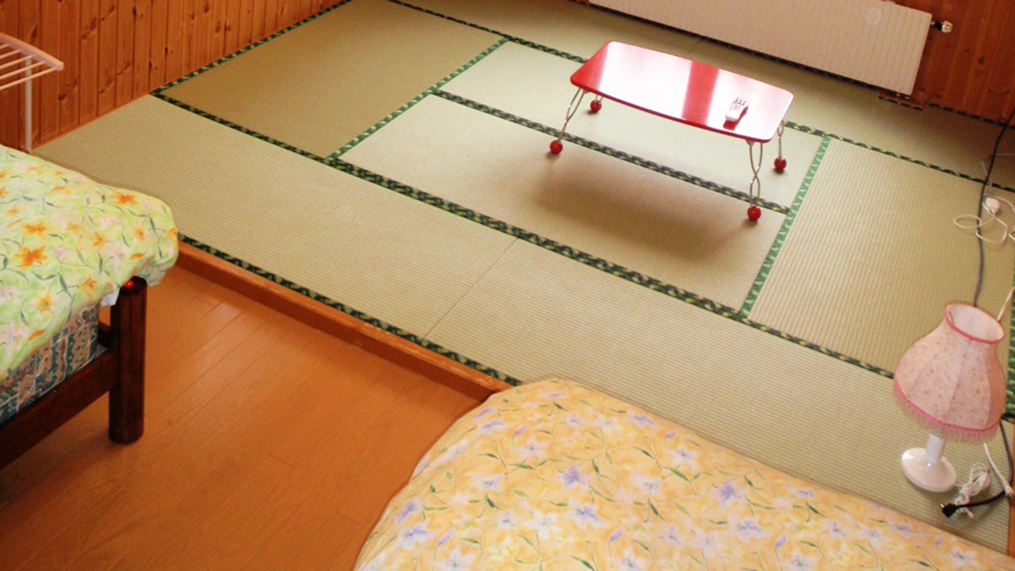 ・和洋室のお部屋一例ベッドとお布団のお部屋となります。