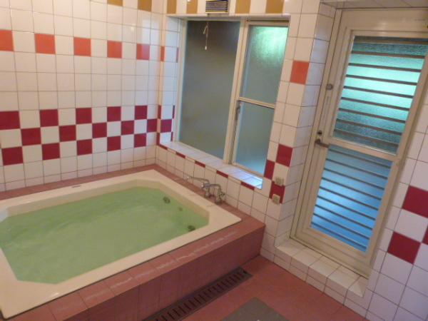 バブロバス。扉を開けると露天風呂です。浴槽の大きさは146×;115cm。足を延ばして入浴できます♪