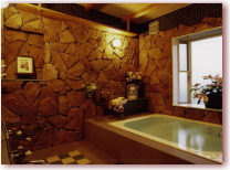 洋風岩風呂。浴槽の大きさは146×;115cm。足を延ばして入浴できます♪麦飯石温泉