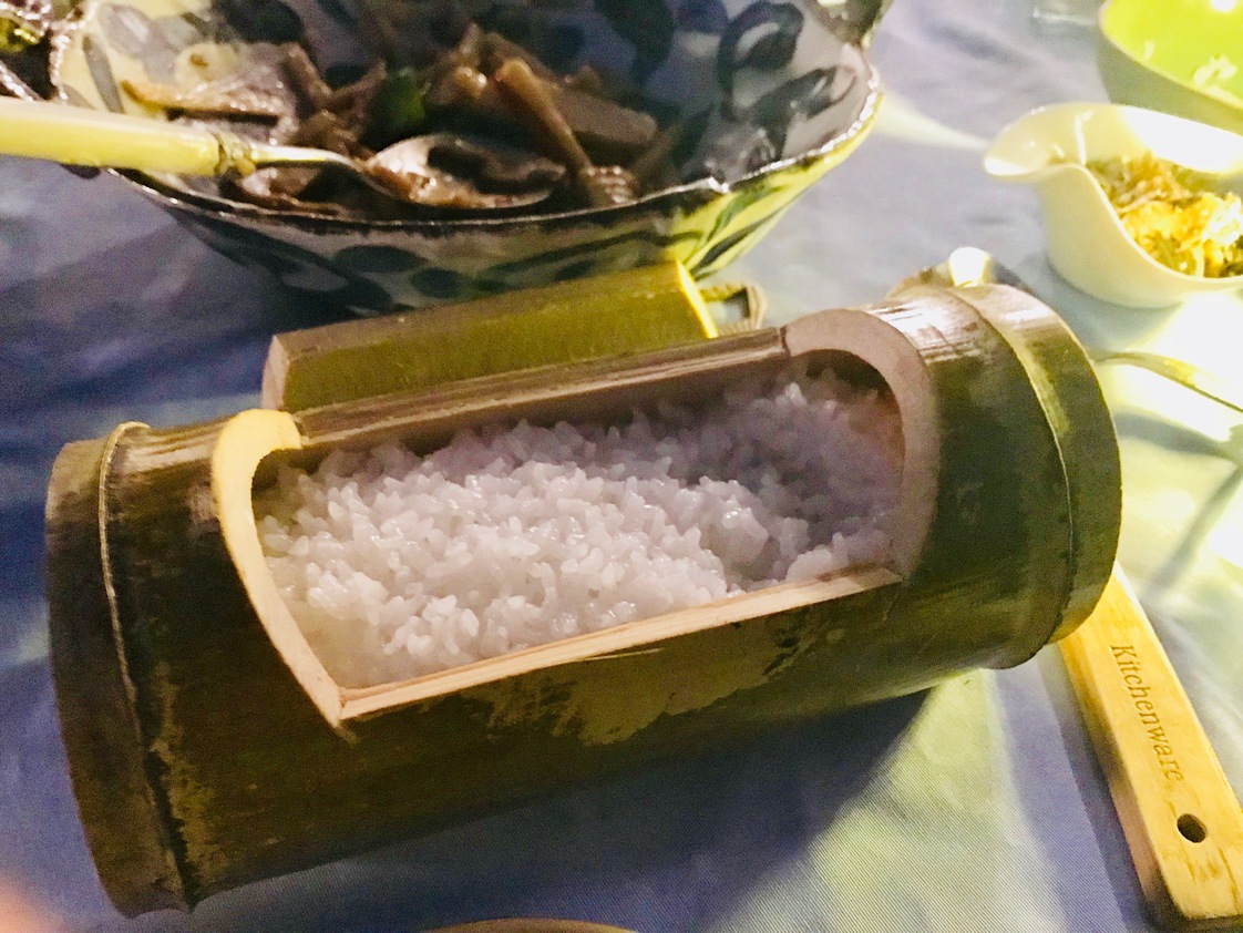 竹筒を使ってご飯を炊くと香ばしい香りが漂ってきます