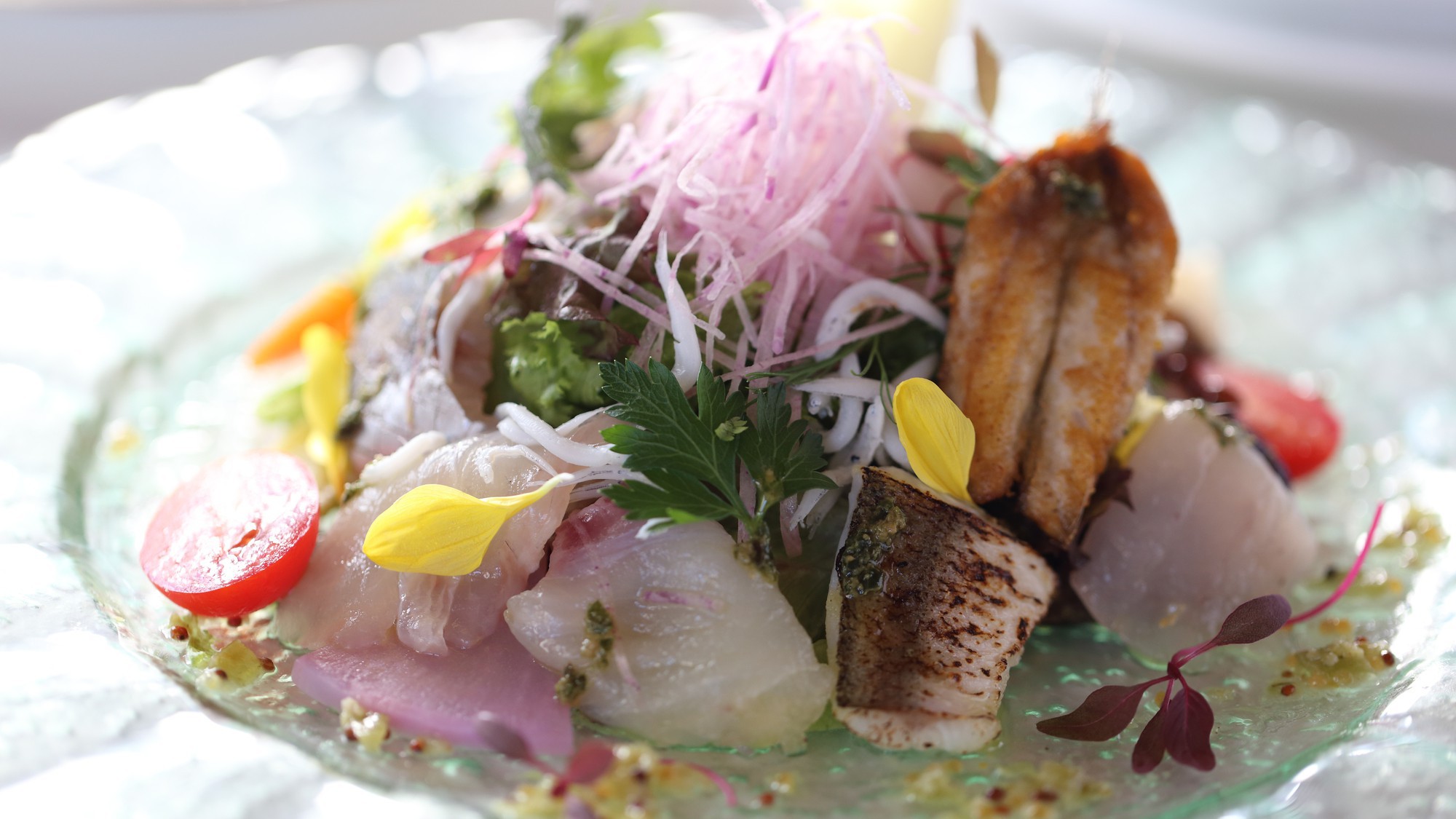 当店一番人気メニュー鎌倉・三浦野菜と相模湾で獲れた鮮魚を使用した「湘南風サラダ」