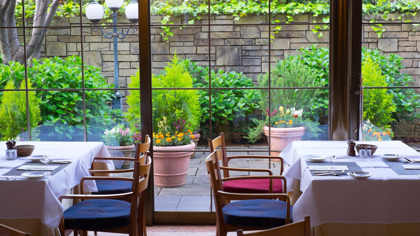 レストランペルゴーラの中庭毎年６月には「あじさい」が満開