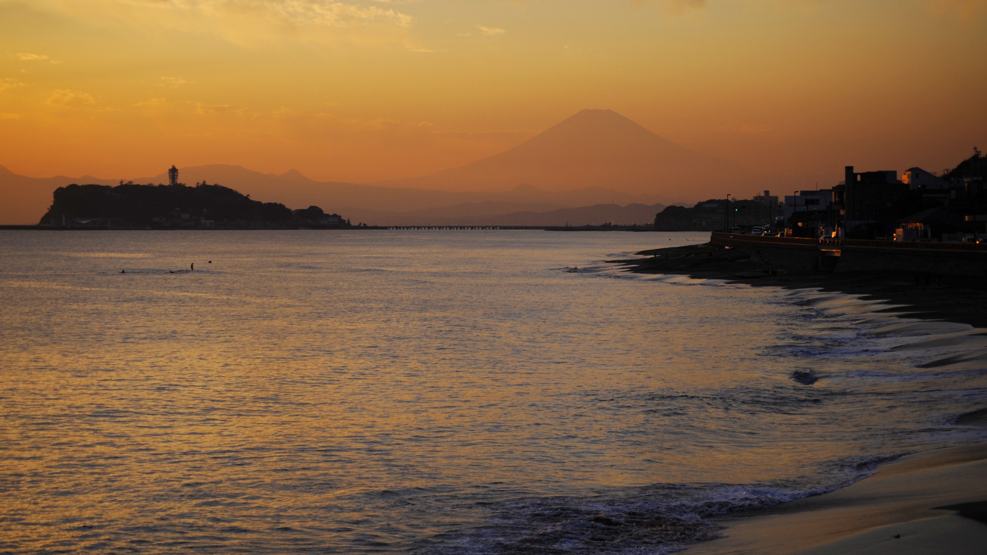 お散歩コース稲村ケ崎からの夕景富士山のシルエットが絶景