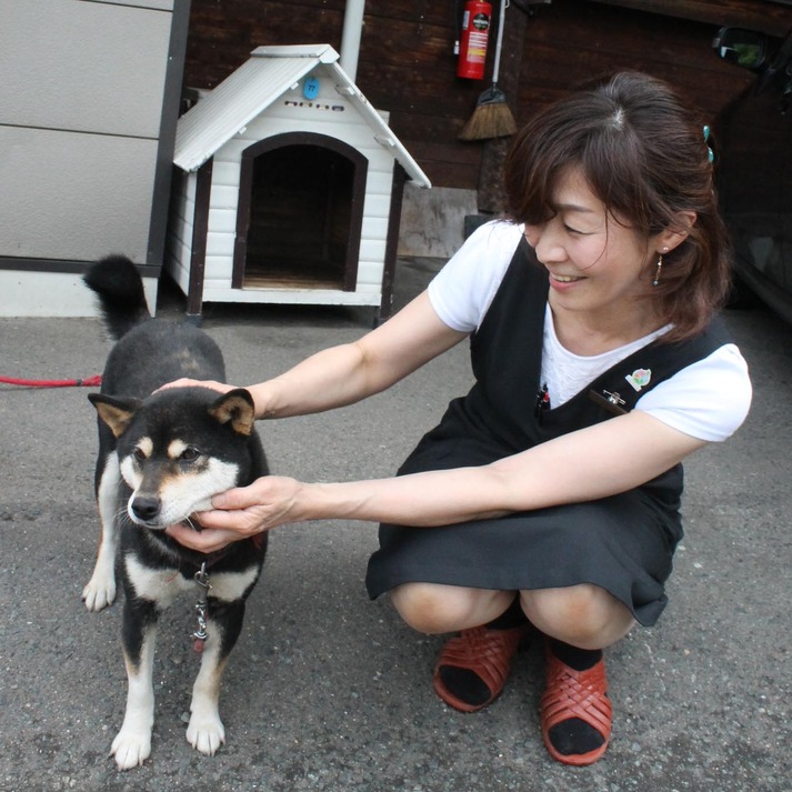 いつも仲良しな女将さんと愛犬ココア。