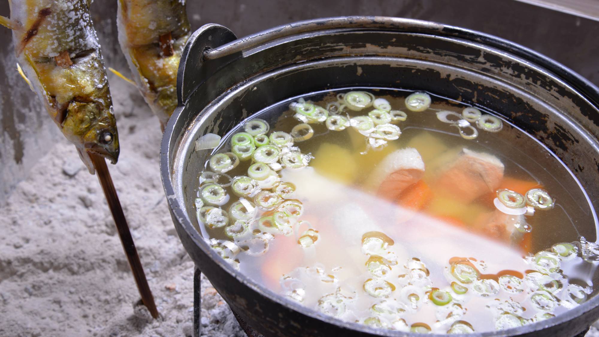 *お夕食一例/地元の清流で水揚げされた川魚をシンプルに直火焼き。体の芯まで温まるお味噌汁も人気