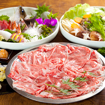 （夕食）サシの入った高級和牛のしゃぶしゃぶと朝獲れ新鮮お造りを堪能