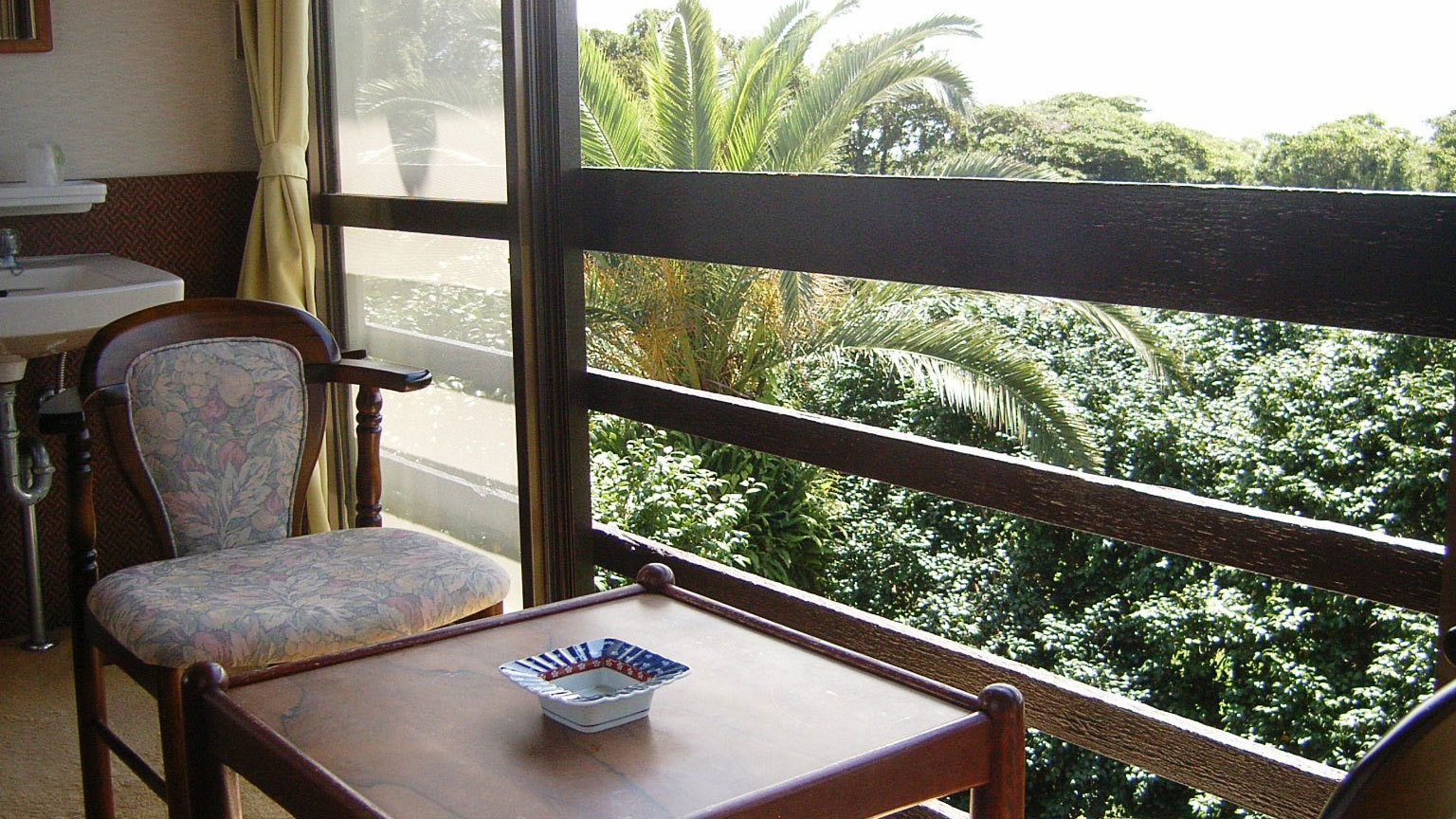 ＊【お部屋一例】窓からは大島の自然が感じられます。