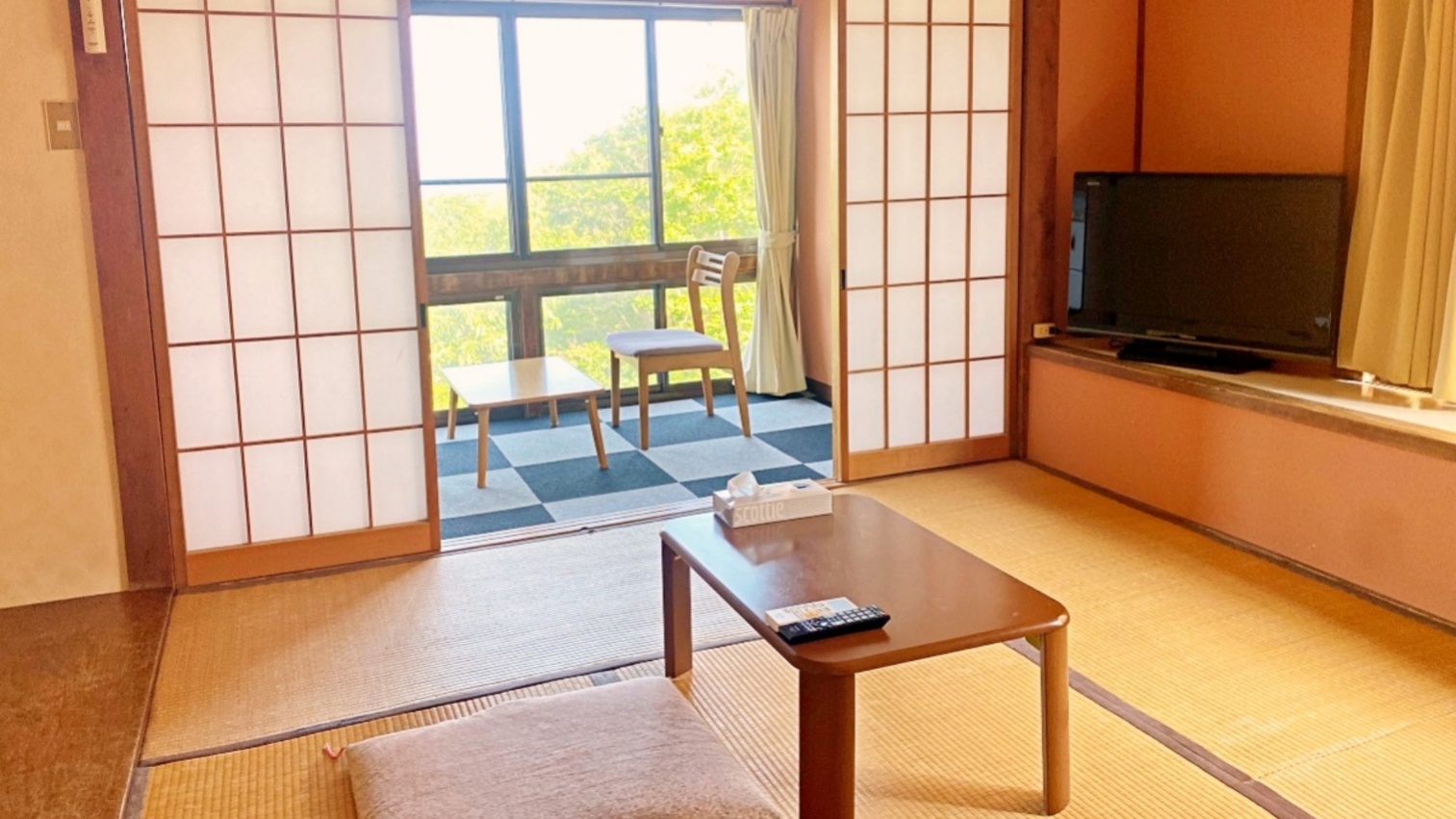 *【部屋一例（6畳）】窓の外は緑豊かな風景と海が一望できます