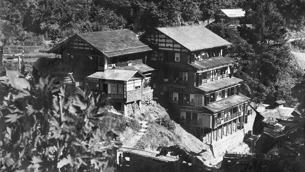 *【旧新清館】大正十年創業。山間に佇む旅館昭和25年頃の当館です。