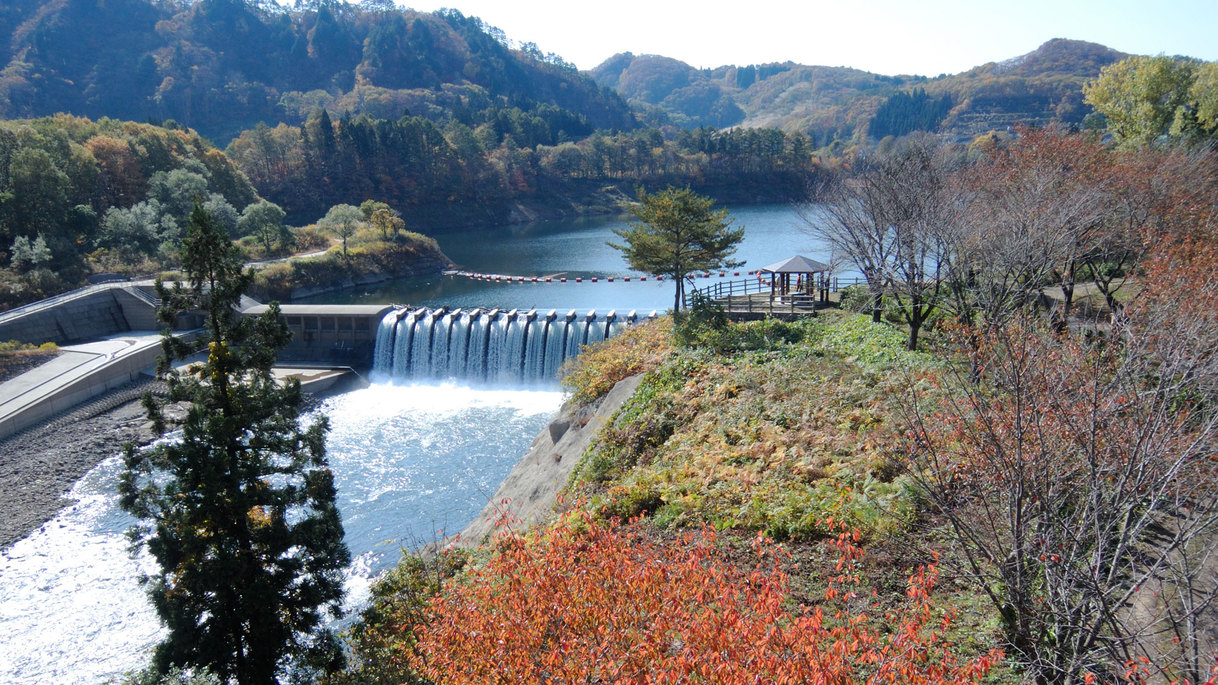 *【周辺観光】錦秋湖。新緑に染まる春、湖畔の紅葉の美しさが映える秋など、四季の景観が魅力です。