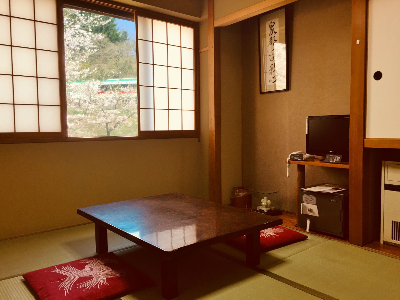 【客室例・北館（陸羽東線線路側〜桜シーズン）】桜のなかを走る列車を眺めることができます