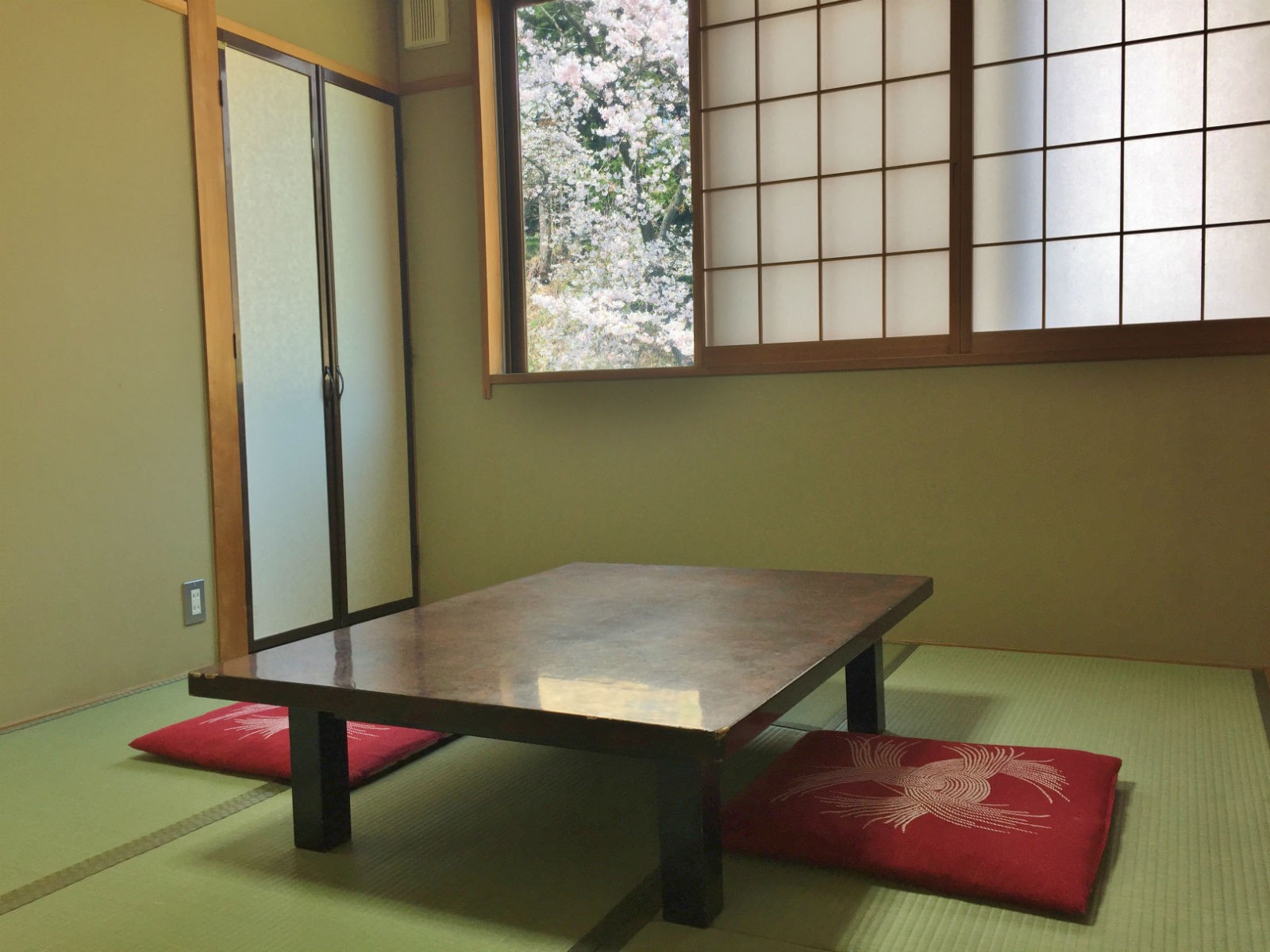 【客室例・北館（陸羽東線線路側〜桜シーズン）】この桜は源泉近くにあり例年当館で一番早咲き