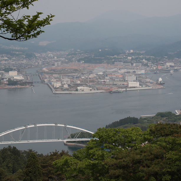 亀山山頂からの眺め（西）大島大橋と気仙沼市内の復興風景がご覧になれます