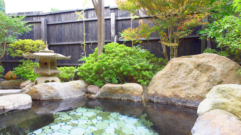 ・日本庭園に囲まれた専用露天風呂