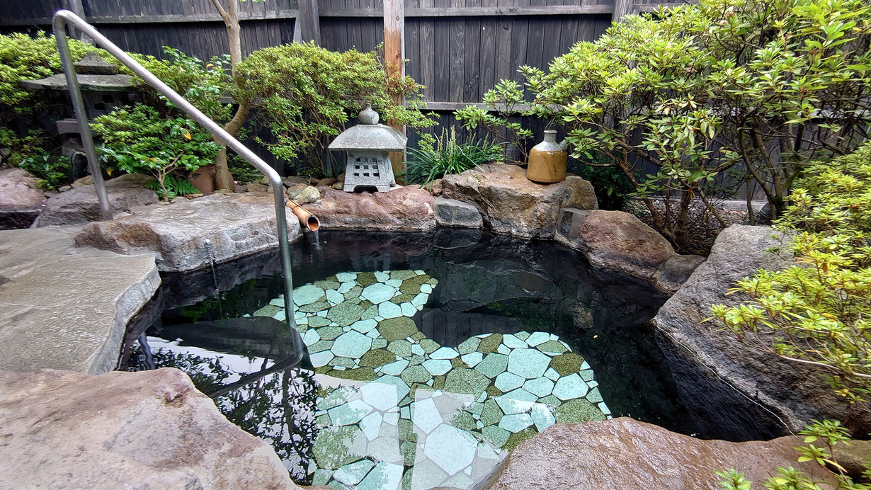 【離れ】日本庭園に囲まれた客室露天風呂