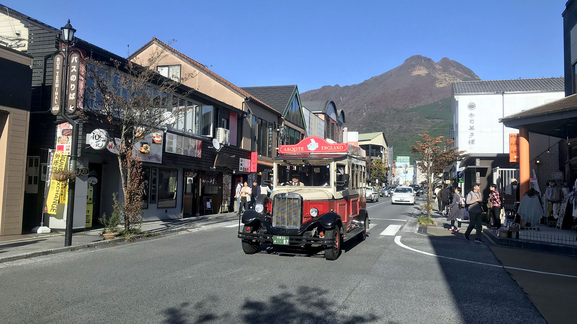 ・お食事処やカフェ、雑貨店などが70軒以上立ち並ぶ湯の坪街道