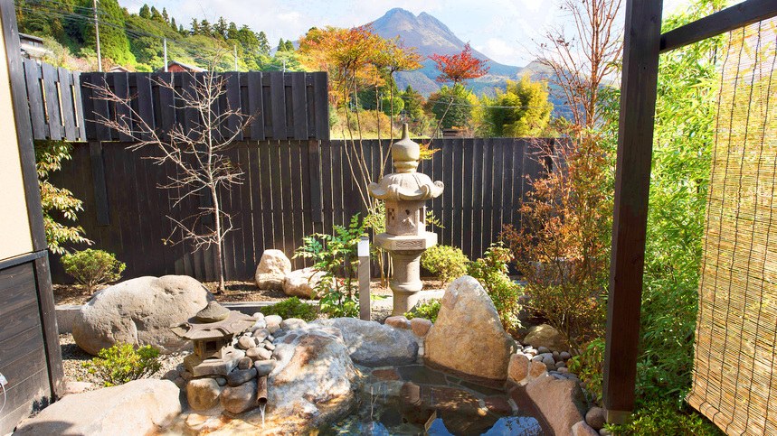 ・日本庭園に囲まれた専用露天風呂