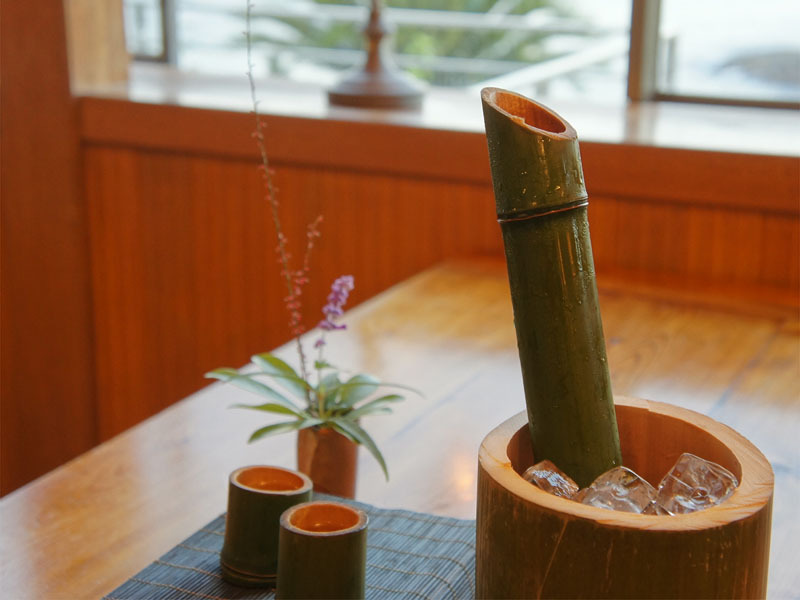 竹のお猪口でいただく名物竹酒
