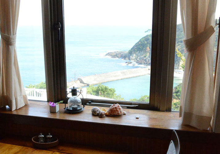 ダイニングルームの窓から