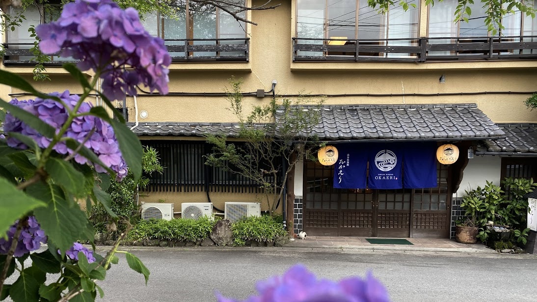 【館内】外観_夕暮れの玄関と紫陽花
