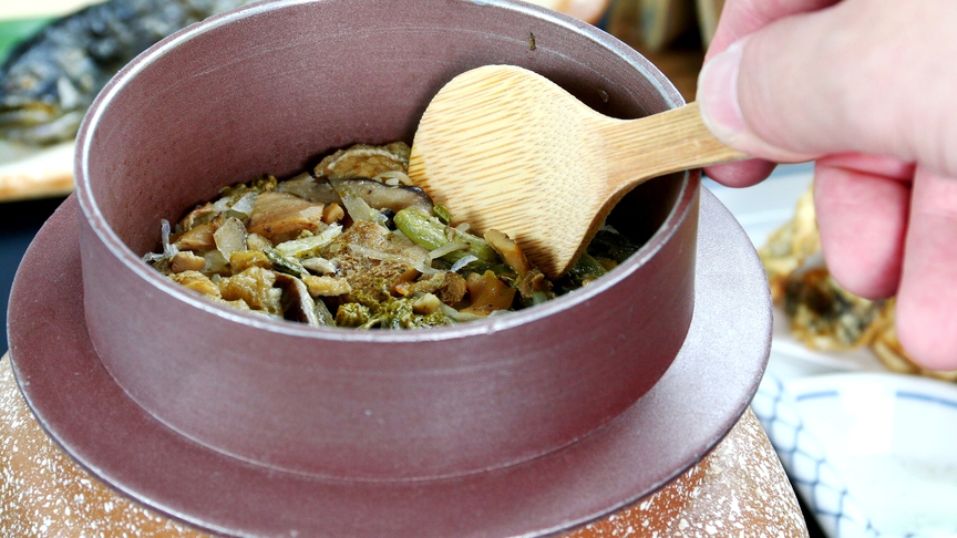 【食事】夕食。豊富にとれる山菜やきのこなど、旬の山の幸を生かした美味しい料理でおもてなし。 