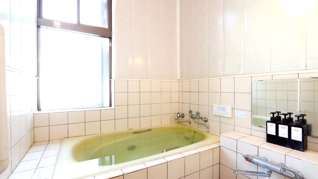 【お風呂】女性用内湯。五箇山温泉おぜの湯（ハーブ湯）は肌に優しく体がよくあたたまります。 