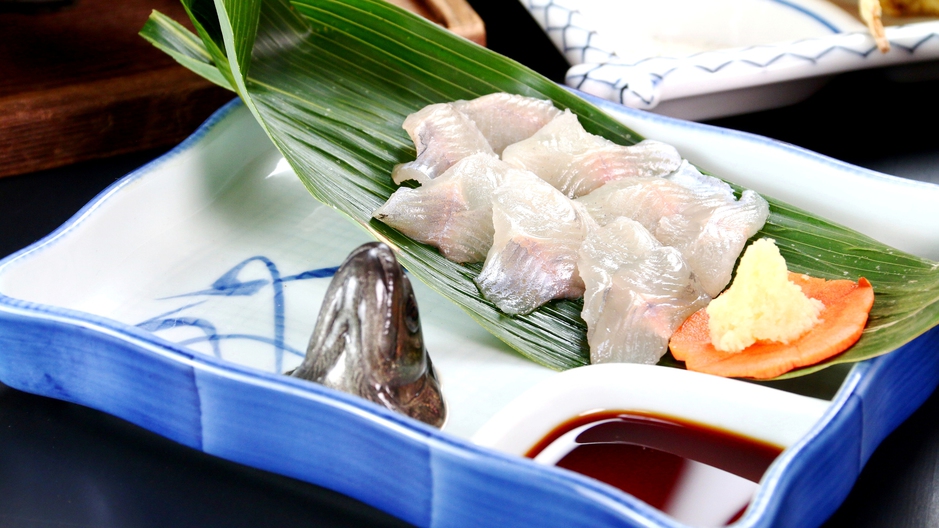 【食事】夕食。豊富にとれる山菜やきのこなど、旬の山の幸を生かした美味しい料理でおもてなし。 