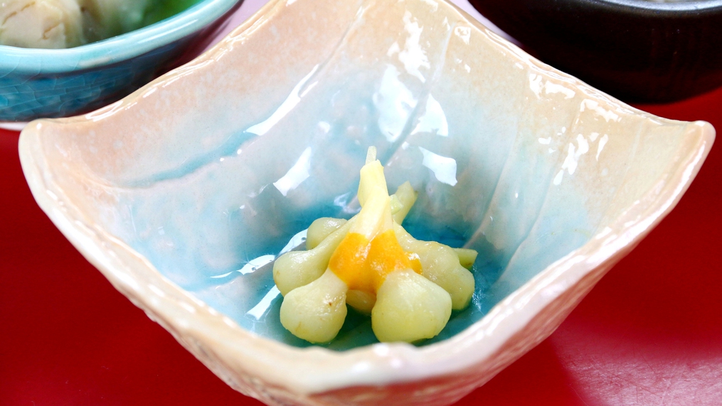 【食事】夕食。豊富にとれる山菜やきのこなど、旬の山の幸を生かした美味しい料理でおもてなし。 