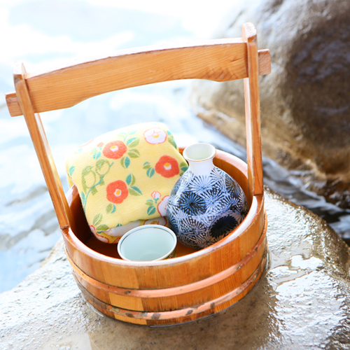 *【湯けむりセット】/日本酒のほか、手ぬぐい、木桶などがそろった「湯けむりセット」